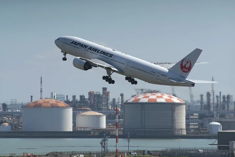 Máy bay của Hãng hàng không Nhật Bản (JAL) cất cánh từ sân bay Haneda ở thủ đô Tokyo. (Ảnh: AFP/ TTXVN)