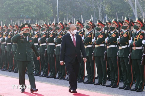 [Photo] Chủ tịch nước Nguyễn Xuân Phúc thăm, làm việc tại Quân khu 4