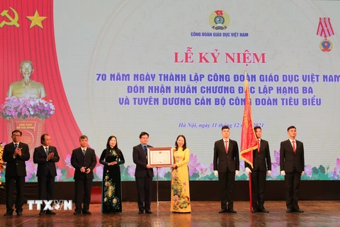 Phó Chủ tịch nước Võ Thị Ánh Xuân trao Huân chương Độc lập hạng Ba cho Công đoàn Giáo dục Việt Nam. (Ảnh: Thanh Tùng/TTXVN)