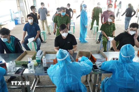 TP Hồ Chí Minh triển khai tiêm vaccine phòng COVID-19 mũi 3 cho lực lượng tuyến đầu gồm nhân viên y tế, công an, quân đội, người suy giảm miễn dịch... (Ảnh: Thu Hương/TTXVN)