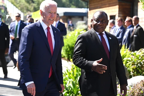 Tổng thống Mỹ Joe Biden và Tổng thống Nam Phi Cyril Ramaphosa tại hội nghị thượng đỉnh G7 ở Vịnh Carbis, Cornwall, Vương quốc Anh vào ngày 12/6. (Ảnh: Getty Images)