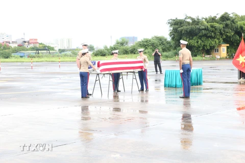 Cơ quan Việt Nam tìm kiếm người mất tích (VNOSMP) bàn giao một bộ hài cốt quân nhân Hoa Kỳ mất tích trong thời gian chiến tranh ở Việt Nam cho phía Hoa Kỳ. (Ảnh: TTXVN/phát)