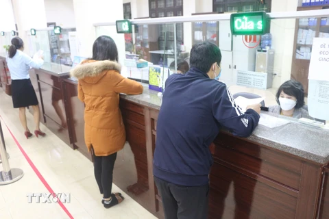 Người lao động đến làm thủ tục nhận Bảo hiểm thất nghiệp tại Bảo hiểm Xã hội tỉnh Nghệ An. (Ảnh: Bích Huệ/TTXVN)