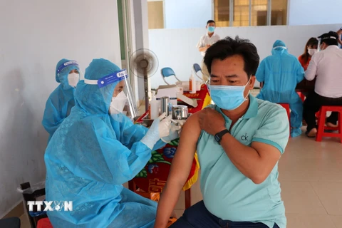 Tiêm vaccine phòng COVID-19 cho đối tượng là công nhân, người lao động tại Tiền Giang. (Ảnh: Hữu Chí/TTXVN)