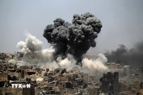 Khói bốc lên sau một cuộc không kích của Mỹ tại thành phố Mosul, Iraq ngày 9/7/2017. (Ảnh: AFP/TTXVN)