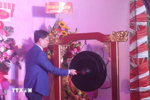 Đại diện lãnh đạo tỉnh Thừa Thiên-Huế thực hiện nghi thức khởi công dự án. (Ảnh: Trần Lê Lâm/TTXVN)