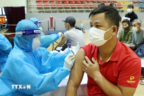 Lực lượng y tế Phú Thọ tiêm mũi 2 vaccine phòng COVID-19 cho người dân trên địa bàn thành phố Việt Trì. (Ảnh: Trung Kiên/TTXVN)