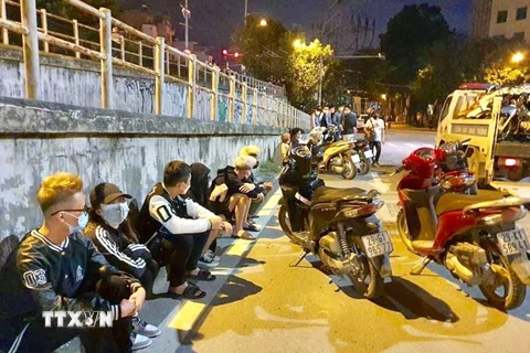  Một số 'quái xế' đi xe máy tốc độ cao, lạng lách, đánh võng trên đường phố Hà Nội bị vây bắt. (Ảnh: TTXVN phát)