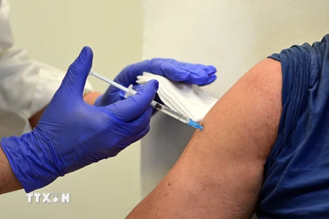 Tiêm vaccine ngừa COVID-19 tại Milan, Italy. (Ảnh: AFP/TTXVN)