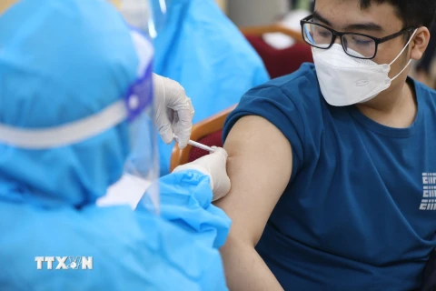 Tiêm vaccine phòng COVID-19 tại Hà Nội. (Ảnh: Minh Quyết/TTXVN)