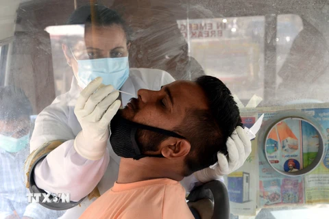 Nhân viên y tế lấy mẫu xét nghiệm COVID-19 cho người dân tại Amritsar, Ấn Độ. (Ảnh: THX/TTXVN)