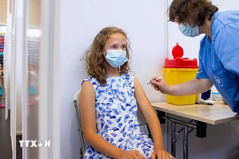 Nhân viên y tế tiêm vaccine phòng COVID-19 cho thiếu niên 13 tuổi tại Stockholm, Thuỵ Điển. (Ảnh: AP/TTXVN)