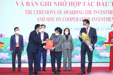 Ông Trần Quốc Văn, Chủ tịch tỉnh Hưng Yên trao quyết định đầu tư nhà máy sữa cho bà Mai Kiều Liên, Tổng Giám đốc Vinamilk kiêm Chủ tịch HĐQT Vilico.