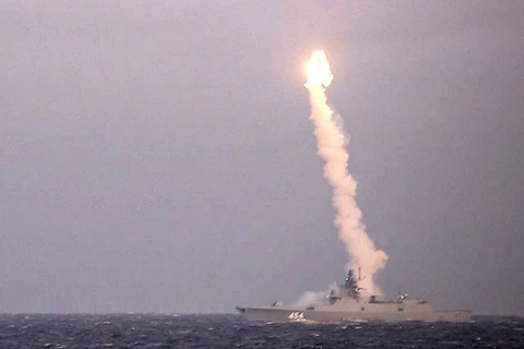 Tàu chiến Đô đốc Gorshkov phóng tên lửa siêu thanh Tsirkon vào một mục tiêu ở biển Barents. (Nguồn: AFP) 