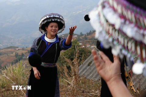 Trang phục của phụ nữ Mông ở Mù Cang Chải ngày nay vẫn giữ nguyên vẹn bản sắc văn hóa dân tộc. (Ảnh: Tuấn Anh/TTXVN)