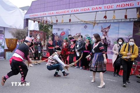 Tiết mục biểu diễn múa khèn của đồng bào dân tộc Mông tỉnh Điện Biên tại không gian văn hóa. (Ảnh: Quý Trung /TTXVN)