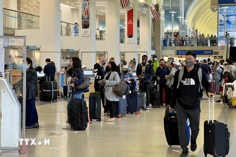 Hành khách tại sân bay quốc tế Los Angeles, Mỹ. (Ảnh: AFP/TTXVN)