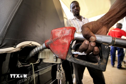 Bơm xăng cho phương tiện tại một trạm xăng ở Khartoum, Sudan. (Ảnh: AFP/TTXVN)