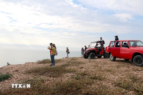 Du khách khám phá mũi Yến, xã Hòa Thắng bằng xe địa hình. (Ảnh: Nguyễn Thanh/TTXVN)
