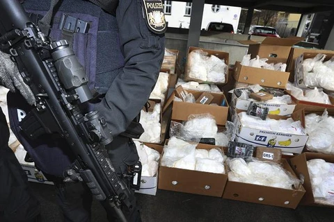 Cảnh sát canh gác trước lô hàng cocaine vừa thu giữ. (Nguồn: DPA/AP)