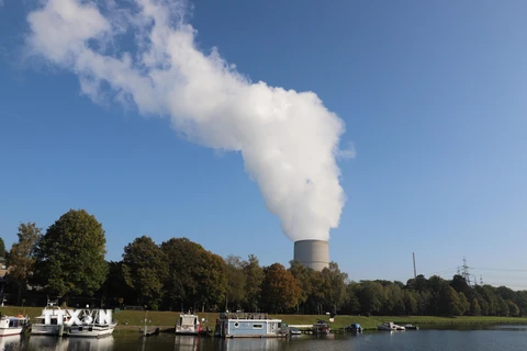 Tháp làm mát tại nhà máy điện hạt nhân Emsland, bang Niedersachsen, Cộng hòa Liên bang Đức. (Ảnh: Mạnh Hùng/TTXVN)