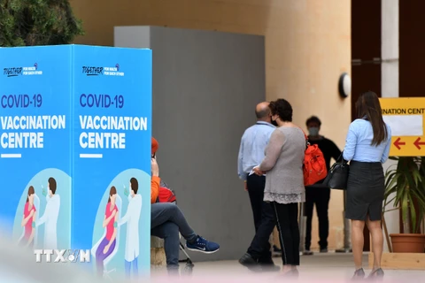 Người dân chờ được tiêm vaccine ngừa COVID-19 tại Msida, Malta ngày 6/5/2021. (Ảnh: THX/TTXVN)