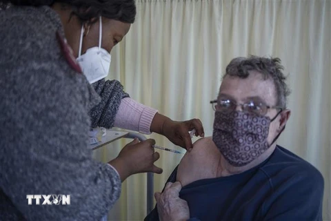 Tiêm vaccine ngừa cOVID-19 tại Klerksdorp, Nam Phi. (Ảnh: AFP/TTXVN)
