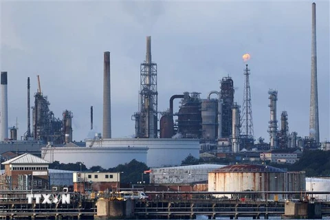 Cơ sở lọc dầu Esso ở Fawley, gần Southampton, Anh ngày 4/10/2021. (Ảnh: AFP/TTXVN)