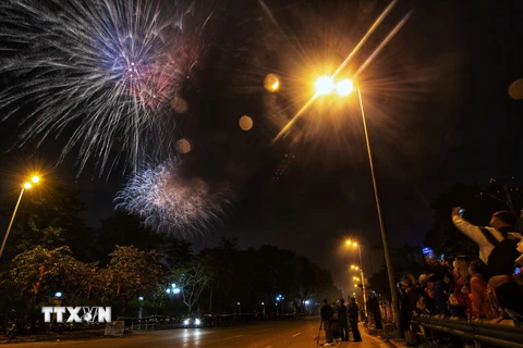Tết Nguyên đán Nhâm Dần 2022, thành phố Hà Nội chỉ bắn pháo hoa một điểm duy nhất tại công viên Thống Nhất. (Ảnh: Thành Đạt/TTXVN)