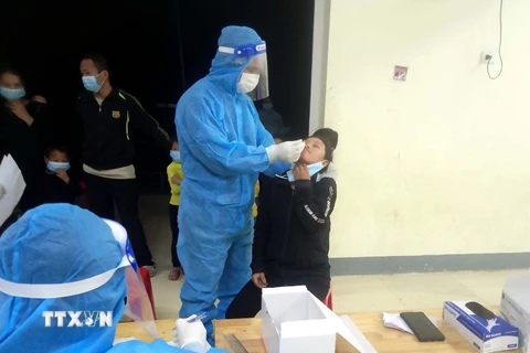 Nhân viên y tế lấy mẫu xét nghiệm COVID-19 cho người dân huyện biên giới Mường Lát, Thanh Hóa. (Ảnh: Nguyễn Nam/TTXVN)