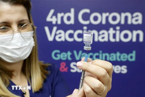 Tiêm vaccine ngừa COVID-19 liều thứ 4 cho những người trên 60 tuổi và đội ngũ nhân viên y tế tại Tel Aviv, Israel. (Ảnh: AFP/TTXVN)