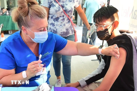 Nhân viên y tế tiêm vaccine phòng COVID-19 cho trẻ em tại Los Angeles, California (Mỹ) ngày 17/8/2021. (Ảnh: AFP/TTXVN)