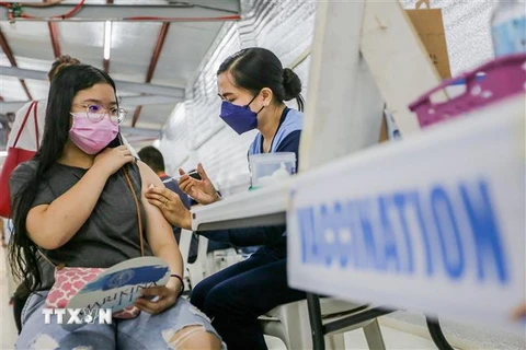 Nhân viên y tế tiêm vaccine phòng COVID-19 cho trẻ em tại thành phố Marikina, Philippines, ngày 29/11/2021. (Ảnh: THX/TTXVN)