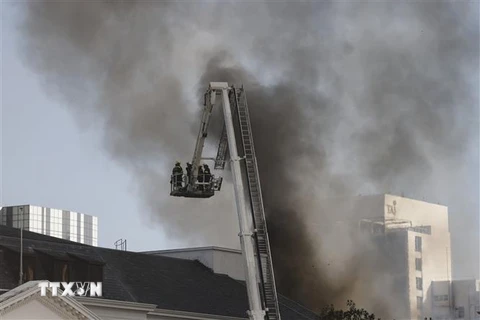 Lực lượng cứu hỏa nỗ lực dập lửa tại hiện trường vụ hỏa hoạn ở Cape Town, Nam Phi, ngày 2/1/2022. (Ảnh: AFP/TTXVN)