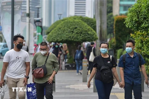Người dân đeo khẩu trang phòng dịch COVID-19 tại Jakarta, Indonesia ngày 28/12/2021. (Ảnh: THX/TTXVN)