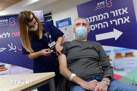 Nhân viên y tế tiêm thử nghiệm mũi vaccine thứ 4 cho người dân tại bệnh viện Sheba ở thành phố Ramat Gan, miền Trung Israel, ngày 31/12/2021. (Ảnh: THX/TTXVN)