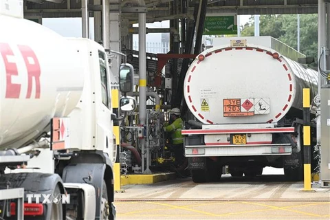 Xe chở nhiên liệu tại kho trữ dầu ở Hemel Hempstead, phía Bắc London (Anh) ngày 5/10/2021. (Ảnh: AFP/TTXVN)