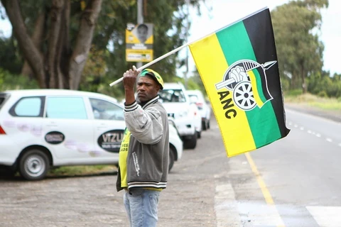 Một người ủng hộ đảng ANC vẫy cờ. (Nguồn: news24.com)
