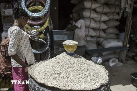 Người dân mua bột mì tại một khu chợ ở N'djamena, CH Chad, ngày 8/4/2021. (Ảnh: AFP/TTXVN)