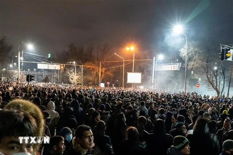 Người biểu tình tập trung tại thành phố Almaty, Kazakhstan nhằm phản đối việc tăng giá khí đốt, ngày 4/1/2022. (Ảnh: AFP/TTXVN)