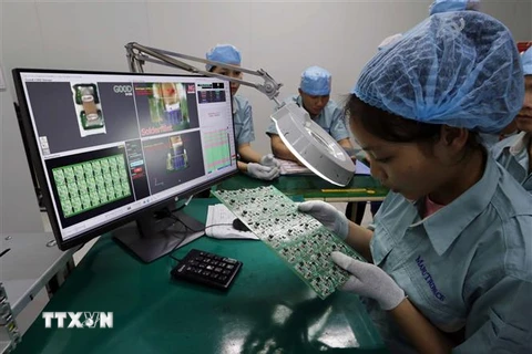 Sản xuất linh kiện điện tử chất lượng cao tại Công ty Cổ phần Manutronic Việt Nam. (Ảnh: Trần Việt/TTXVN)