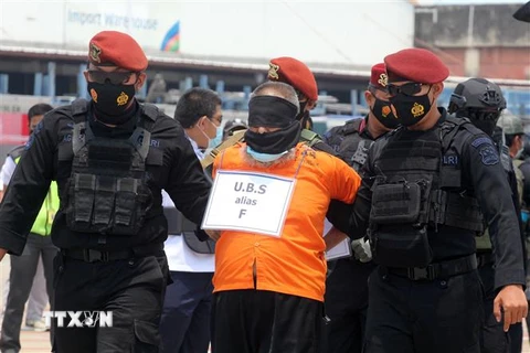 Cảnh sát bắt giữ một trong số những kẻ tình nghi khủng bố tại tỉnh Đông Java, Indonesia, ngày 18/3/2021. (Ảnh: AFP/TTXVN)
