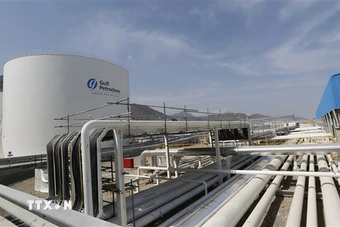 Toàn cảnh cơ sở trữ dầu Gulf Petrochem ở vùng bờ biển thuộc Fujeirah, Eo biển Hormuz, Các tiểu vương quốc Arab thống nhất. (Ảnh: AFP/TTXVN)