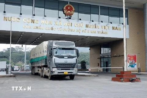 Xe chở hàng hóa thông quan tại cửa khẩu quốc tế đường bộ số II Kim Thành, Lào Cai. (Ảnh: Quốc Khánh/TTXVN)