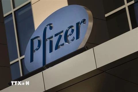 Biểu tượng hãng dược Pfizer tại Cambridge, Massachusetts, Mỹ. (Ảnh: AFP/TTXVN)