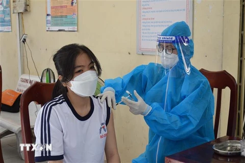 Học sinh Trường THPT Đỗ Công Tường (thành phố Cao Lãnh) được tiêm vaccine phòng COVID-19. (Ảnh: Nhựt An/TTXVN)