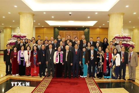 Tổng Bí thư Nguyễn Phú Trọng cùng các đồng chí lãnh đạo Đảng, Nhà nước chụp ảnh chung với đại biểu Hội Người cao tuổi Việt Nam. (Ảnh: Trí Dũng/TTXVN)
