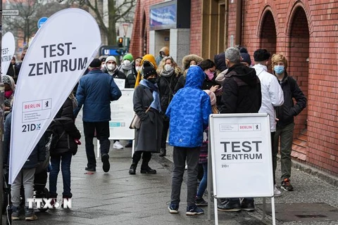 Người dân xếp hàng chờ xét nghiệm COVID-19 tại Berlin, Đức, ngày 12/1/2022. (Ảnh: THX/TTXVN)