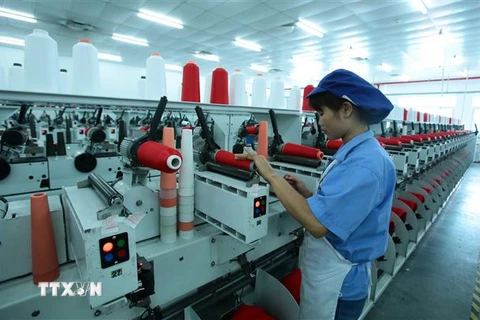 Sản xuất dệt nhuộm tại Công ty TNHH Dệt nhuộm Jasan Việt Nam có vốn đầu tư Trung Quốc (Khu công nghiệp dệt may Phố Nối B, Liêu Xá, Yên Mỹ, Hưng Yên). (Ảnh: Phạm Kiên/TTXVN)