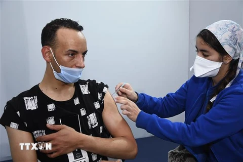Nhân viên y tế tiêm vaccine phòng COVID-19 cho người dân tại Sale, Maroc ngày 6/1/2022. (Ảnh: THX/TTXVN)